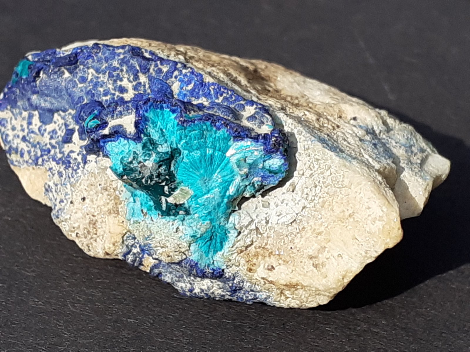 Tyrolite, Azurite, Malachite
3 x 1,5 cm
(Autor: Volkmar Stingl)
