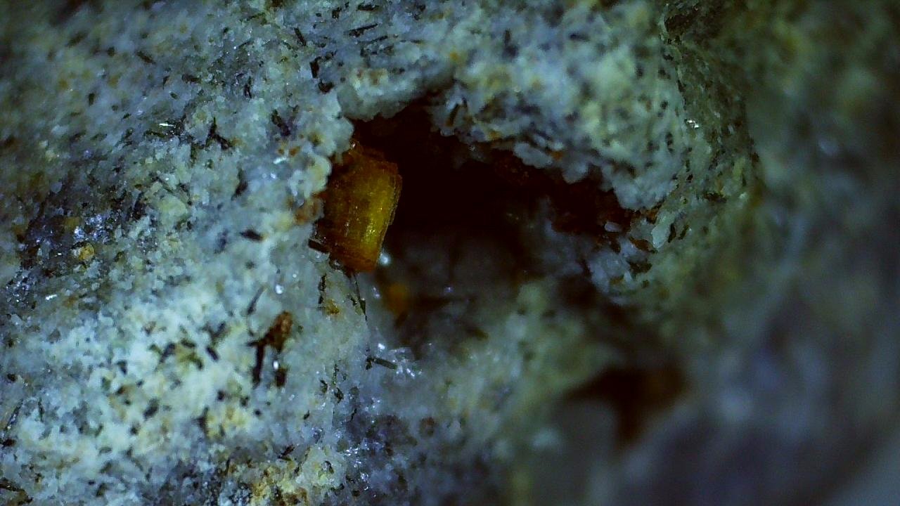 Labuntsovite-Mn
1,5 x 1 cm
(Autor: Volkmar Stingl)