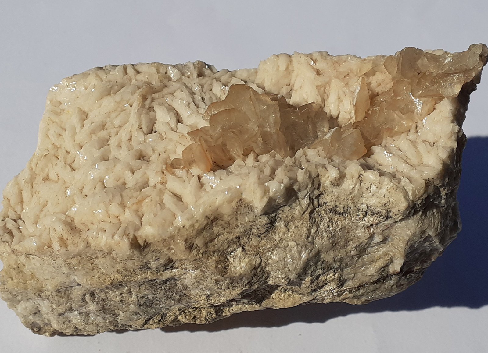 Calcite in Dolomite
8 x 4,5 cm
(Autor: Volkmar Stingl)