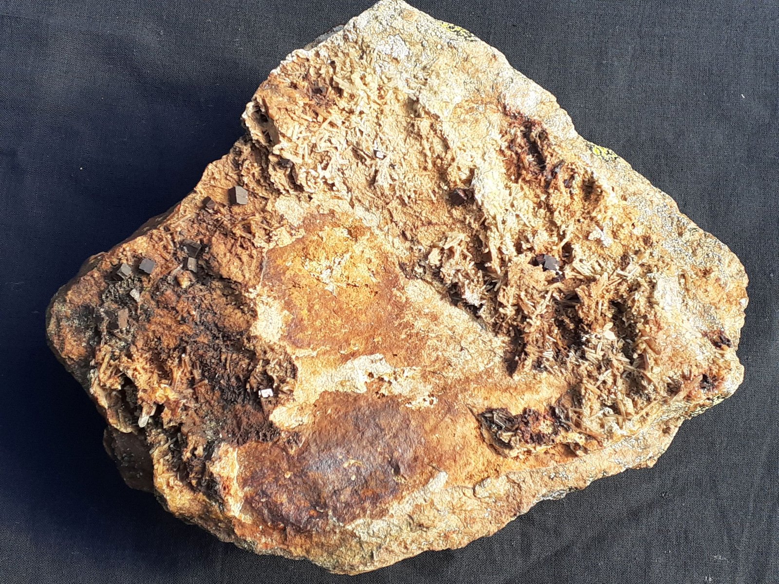 Goethite ps. Pyrite, Quartz
19 x 15 cm
(Autor: Volkmar Stingl)