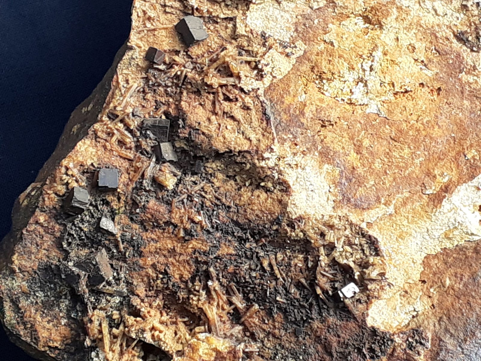 Goethite ps. Pyrite, Quartz
19 x 15 cm
(Autor: Volkmar Stingl)