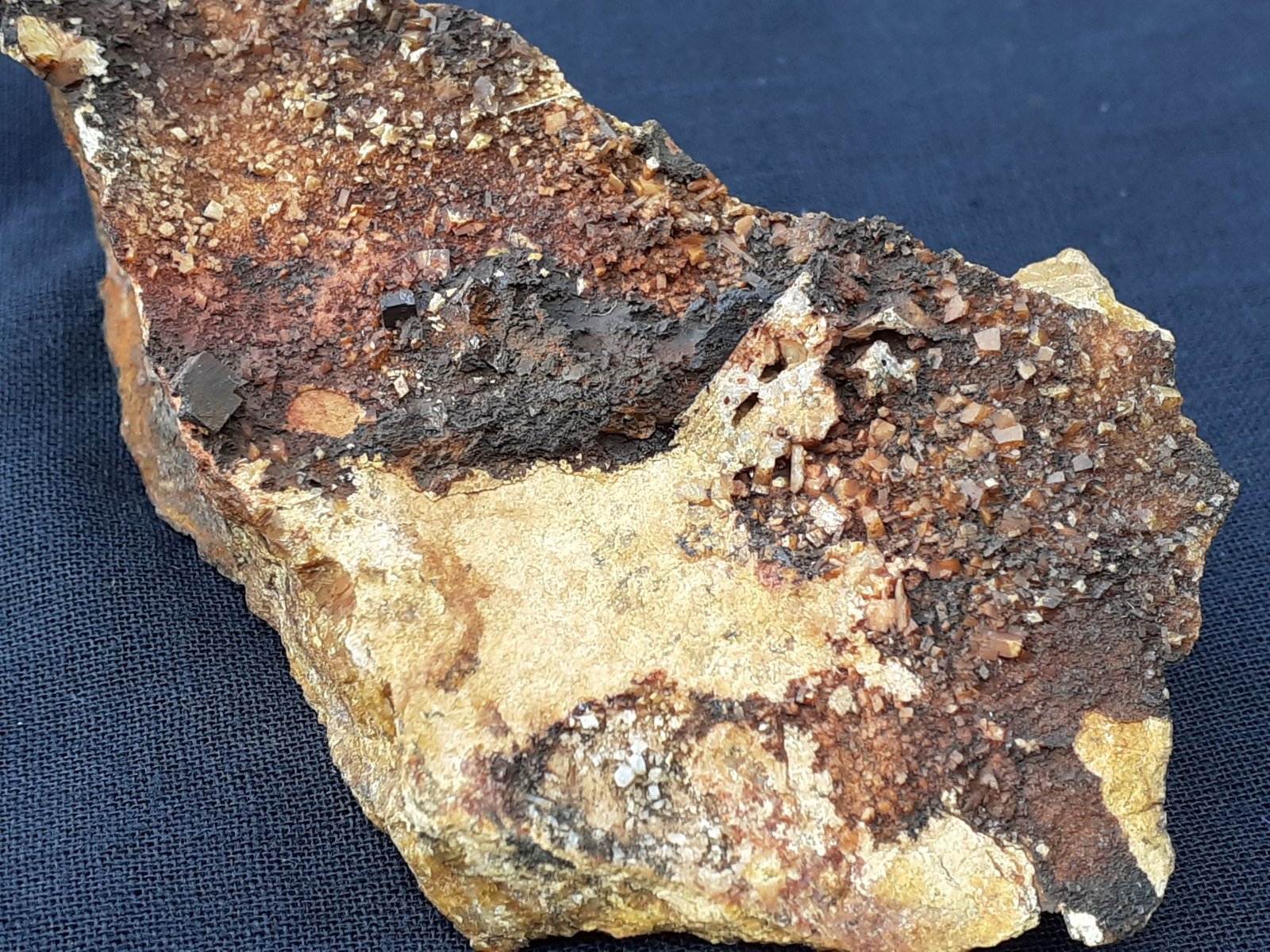 Goethite ps. Pyrite, Quartz, Orthoclase variety Adularia
8 x 4 cm
(Autor: Volkmar Stingl)