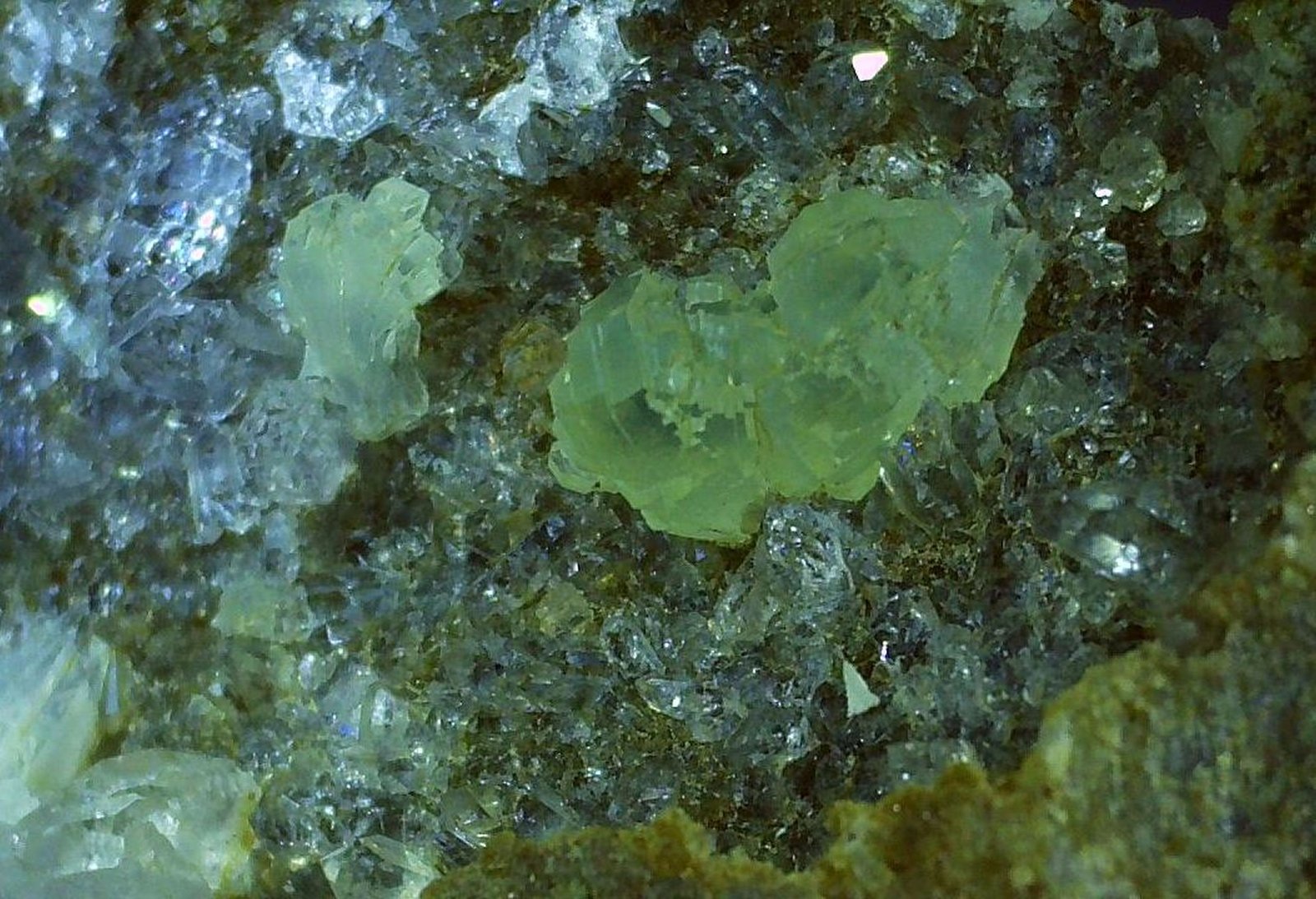 Prehnite, Quartz
FoV 1,4 x 1,0 cm
(Autor: Volkmar Stingl)