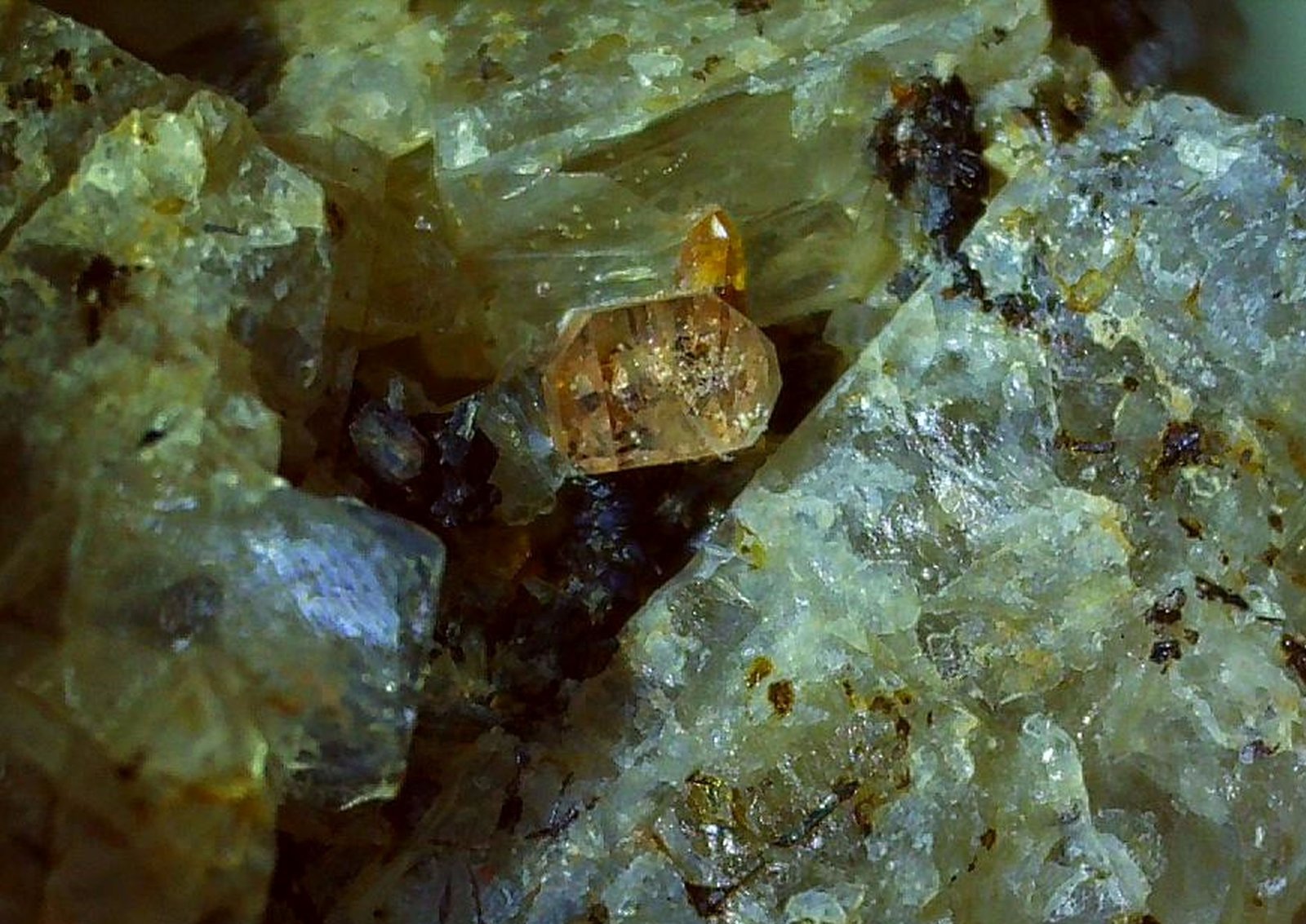 Zircon
2 x 1,5 cm
(Autor: Volkmar Stingl)