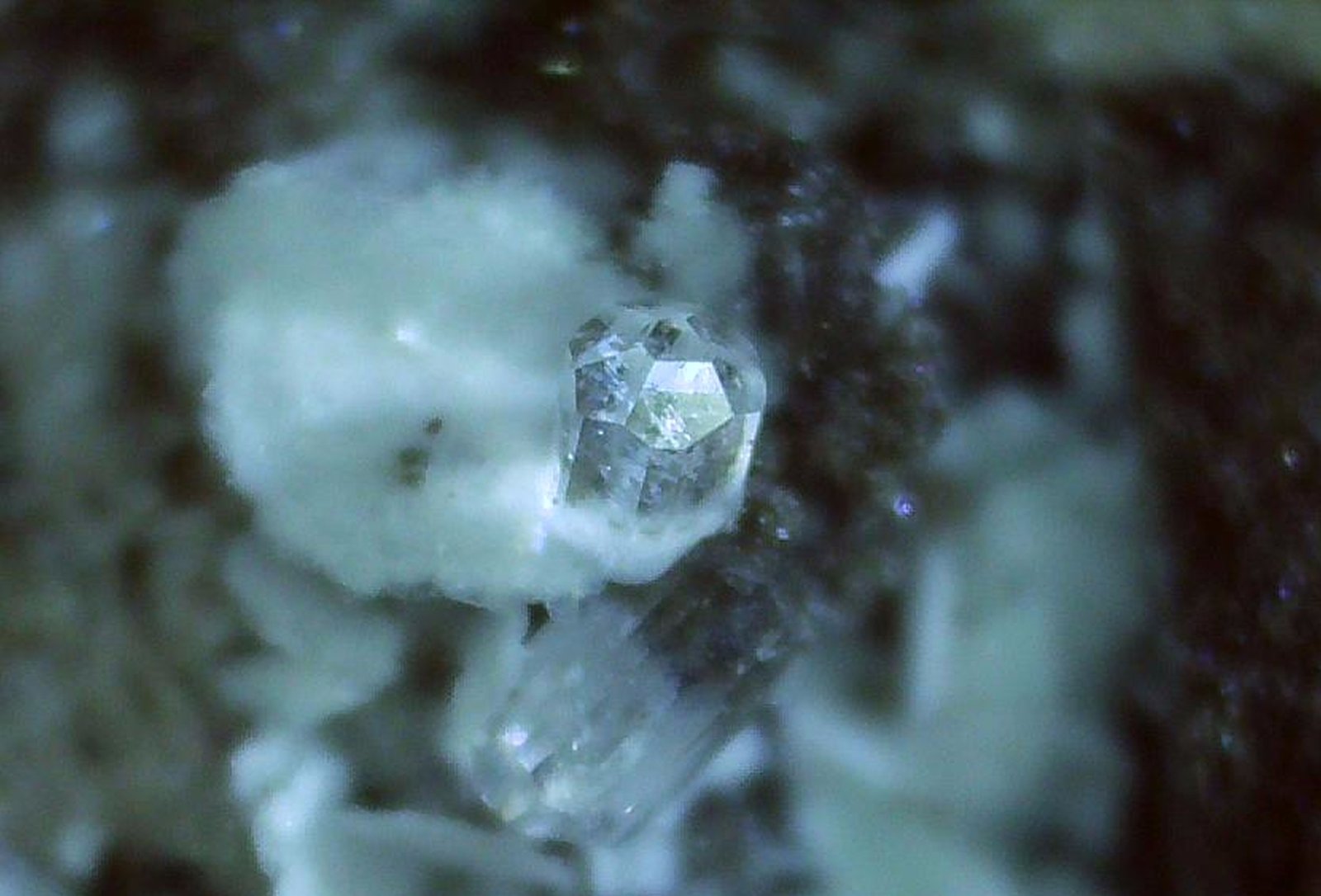 Milarite
FoV ca. 1 x 0,7 cm
(Autor: Volkmar Stingl)