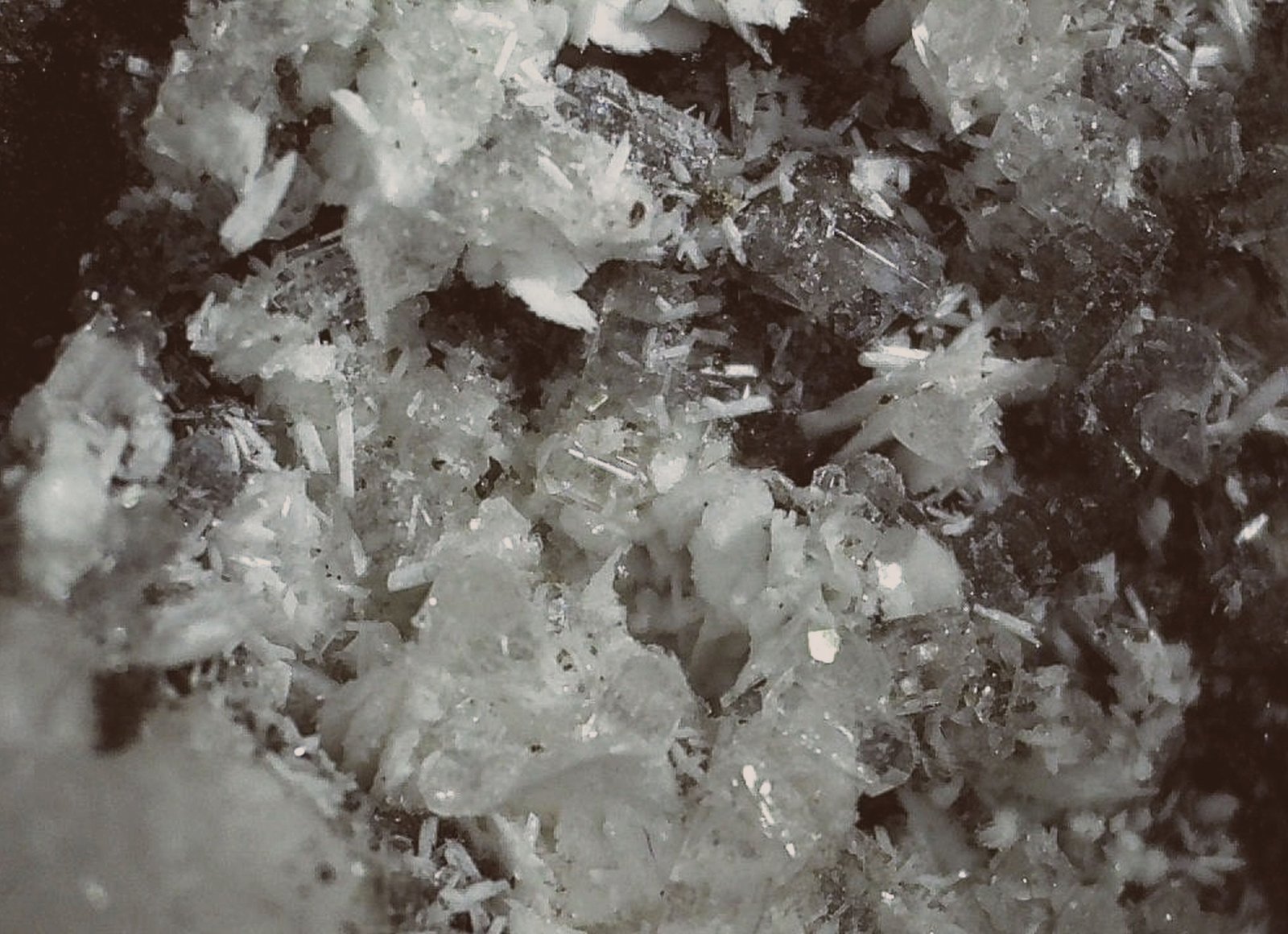 Milarite
FoV ca. 1,2 x 0,8 cm
(Autor: Volkmar Stingl)