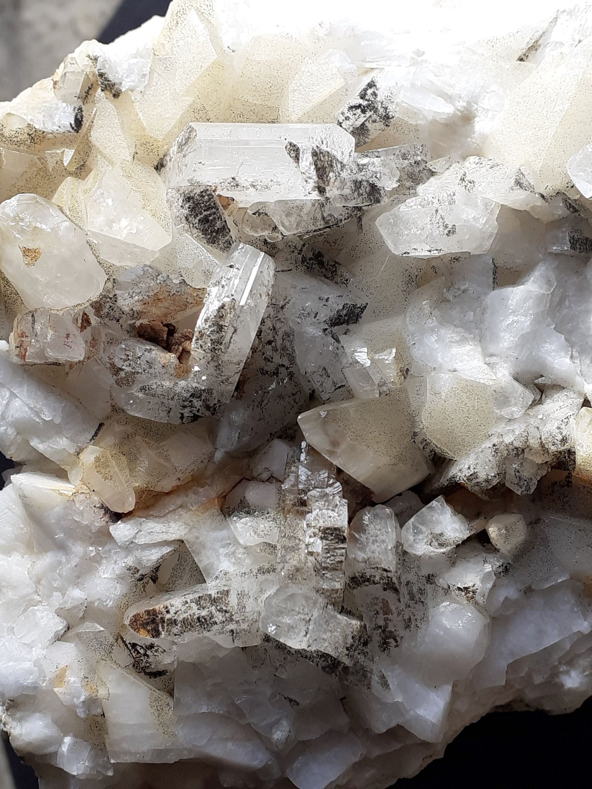 Albite, Calcite, Siderite
12 x 9 cm
(Autor: Volkmar Stingl)