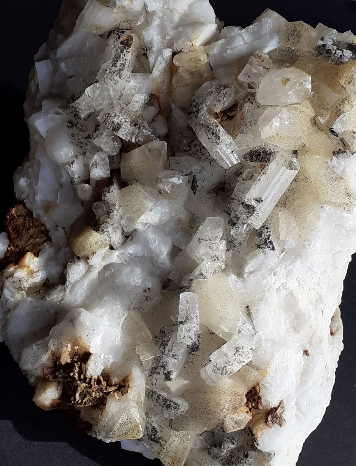 Albite, Calcite, Siderite
12 x 9 cm
(Autor: Volkmar Stingl)