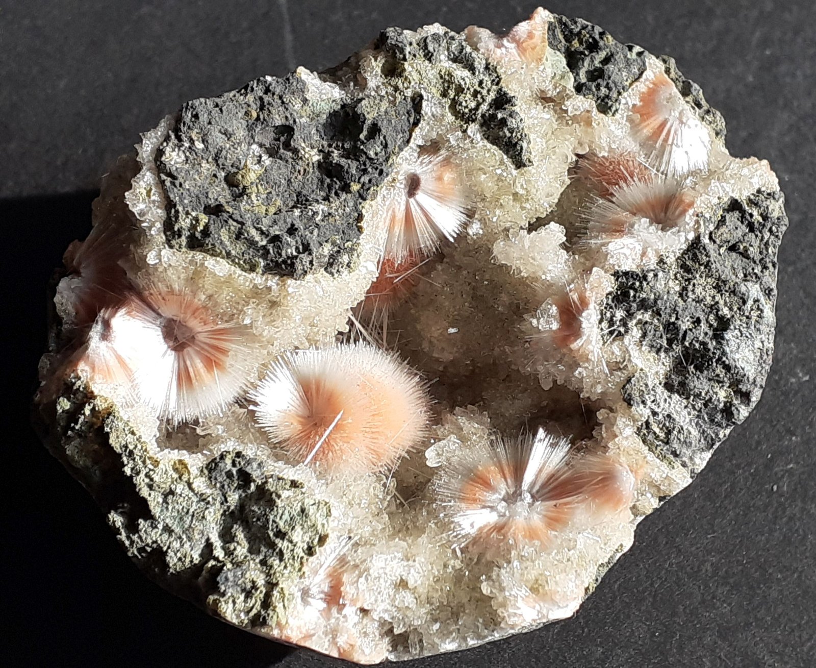 Mesolite on Thomsonite
6 x 4,5 cm
(Autor: Volkmar Stingl)