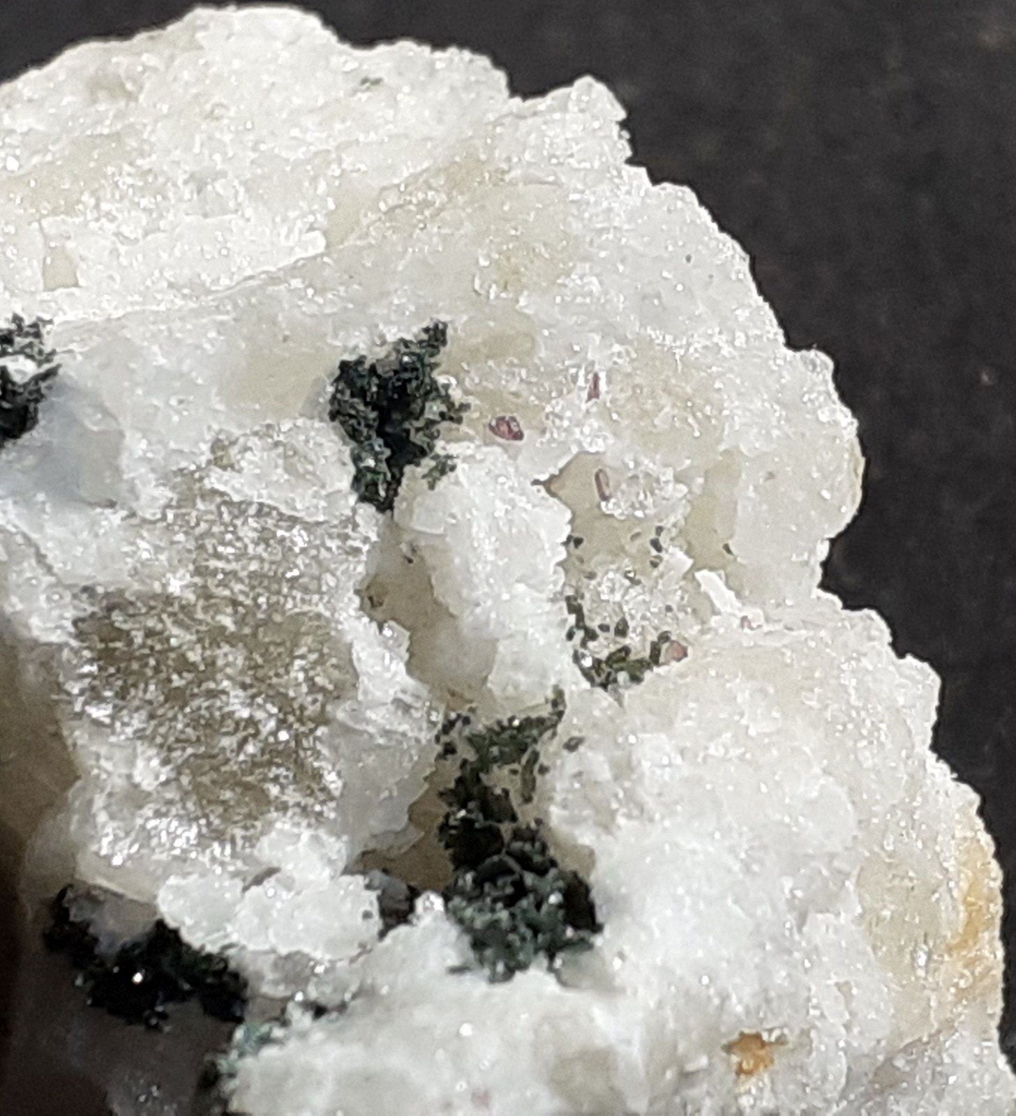 Zircon, Clinochlore, Quartz
2 x 1,5 cm
(Autor: Volkmar Stingl)