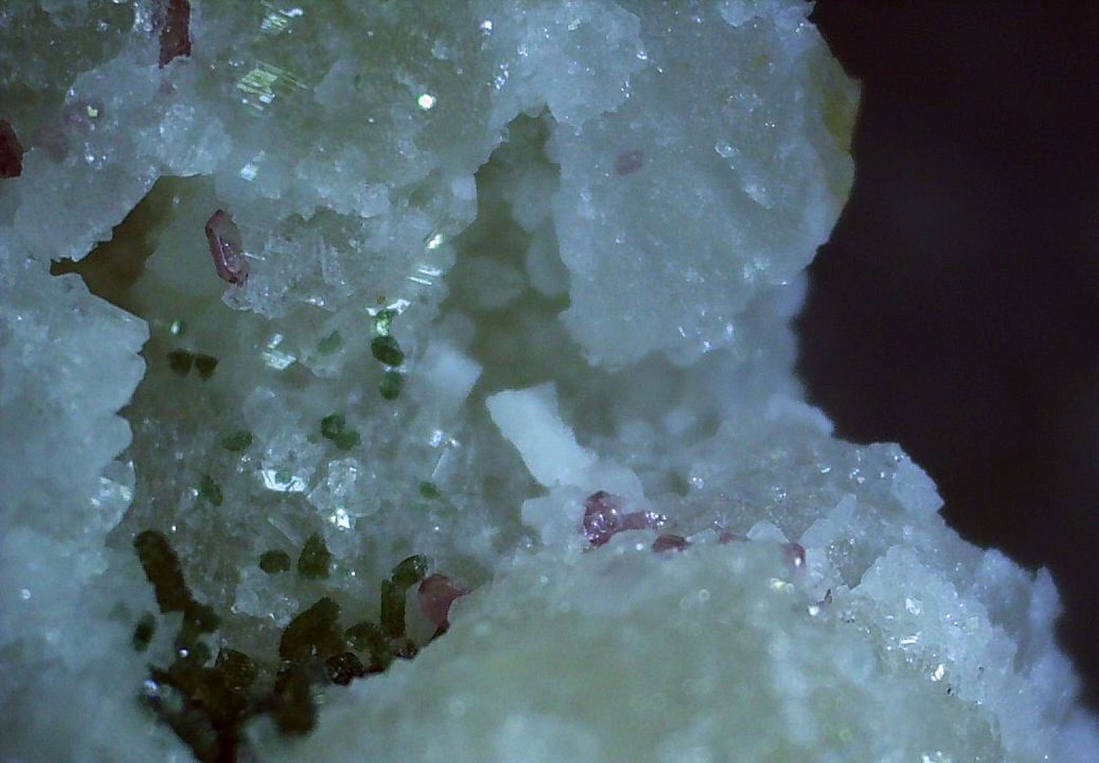 Zircon, Clinochlore, Quartz
2 x 1,5 cm
(Autor: Volkmar Stingl)