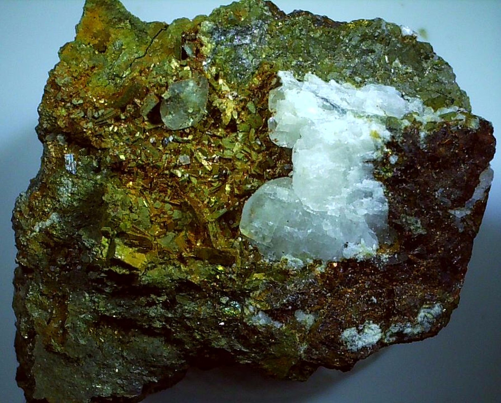 Gustavite, Arsenopyrite, Calcite
2 x 2 cm
(Autor: Volkmar Stingl)