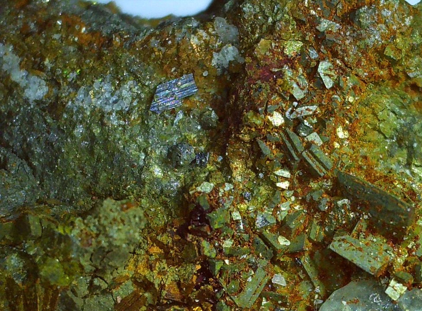 Gustavite, Arsenopyrite, Calcite
2 x 2 cm
(Autor: Volkmar Stingl)