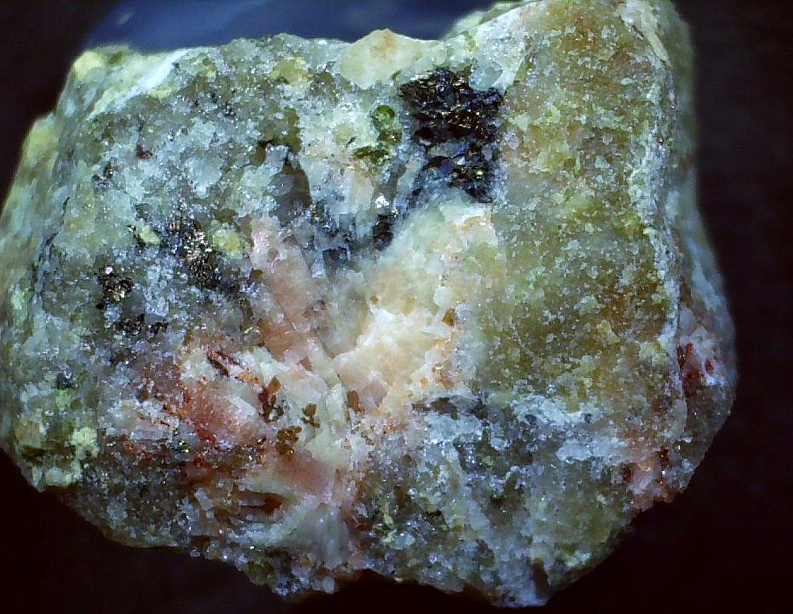 Bismuth, Baryte
1,2 x 1 cm
(Autor: Volkmar Stingl)