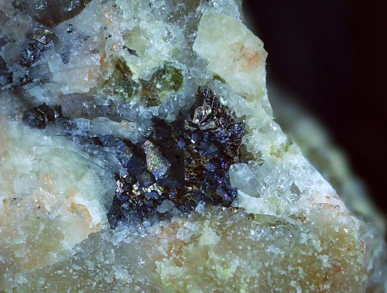 Bismuth, Baryte
1,2 x 1 cm
(Autor: Volkmar Stingl)