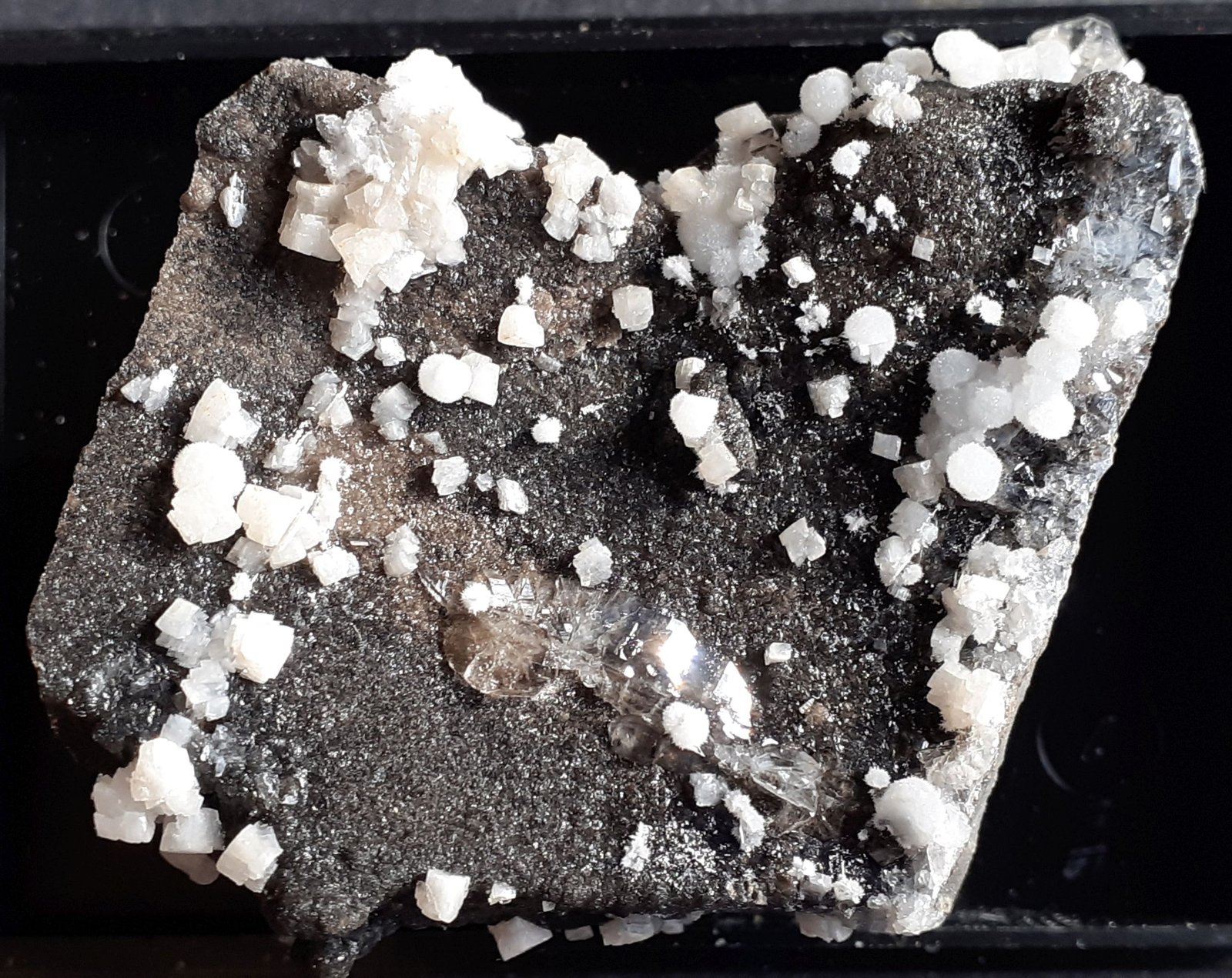 Strontianite, Dolomite, Quartz
4 x 3 cm
(Autor: Volkmar Stingl)