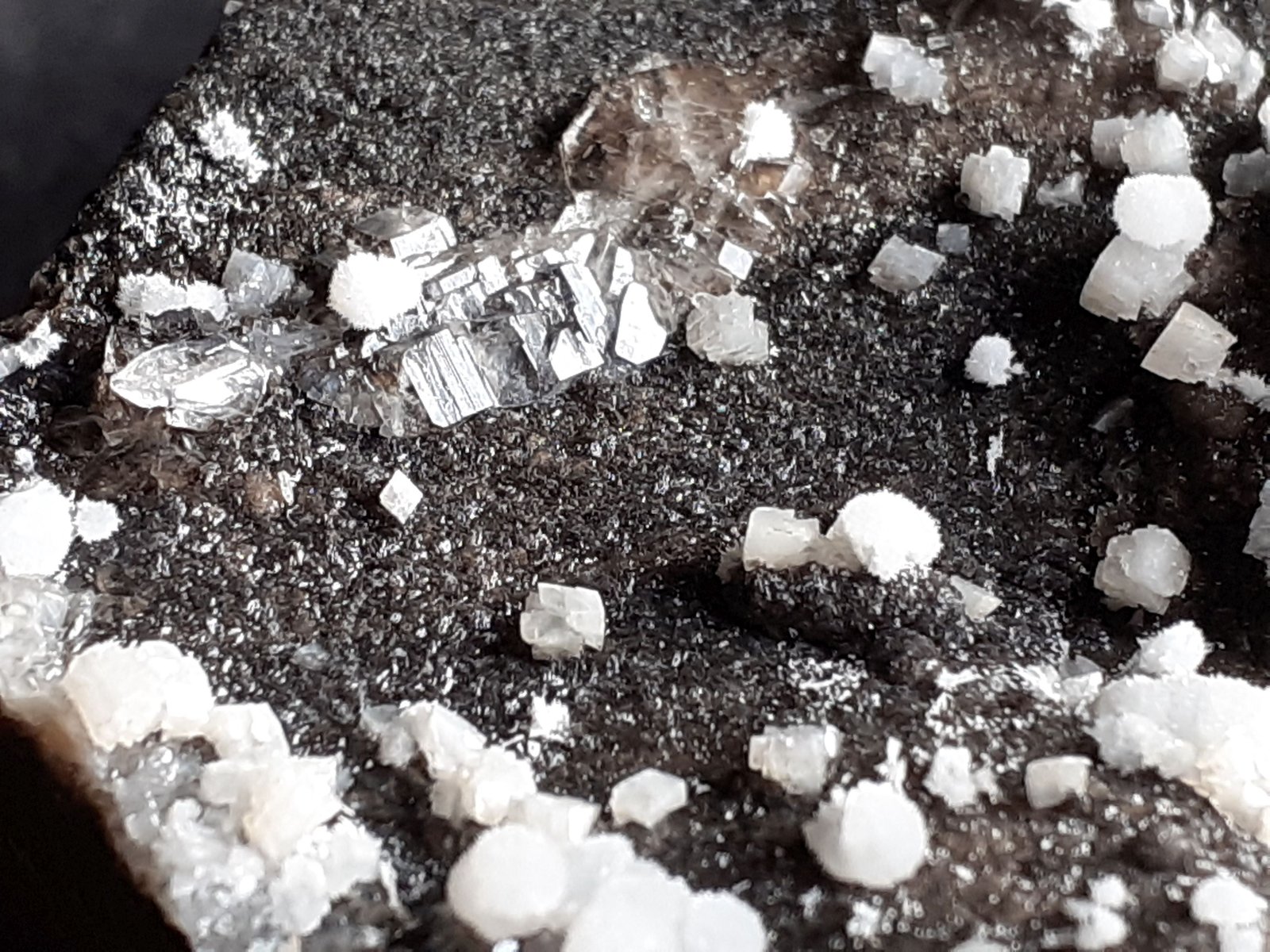 Strontianite, Dolomite, Quartz
4 x 3 cm
(Autor: Volkmar Stingl)