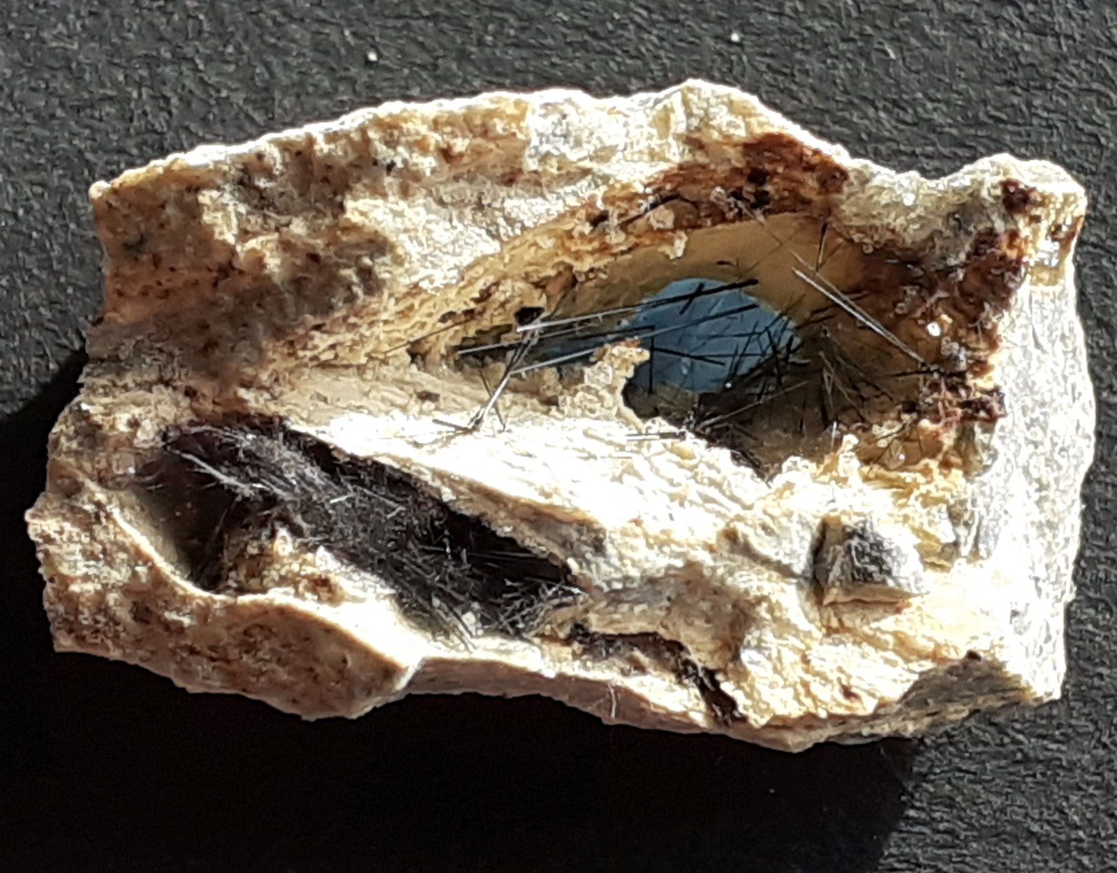 Vonsenite
2 x 1 cm
(Autor: Volkmar Stingl)