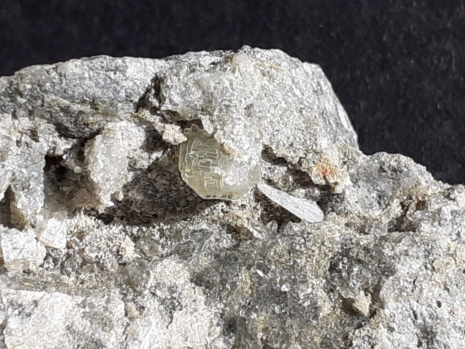 Prehnite, Stilbite
FoV 1,4 x 1,0 cm
(Autor: Volkmar Stingl)