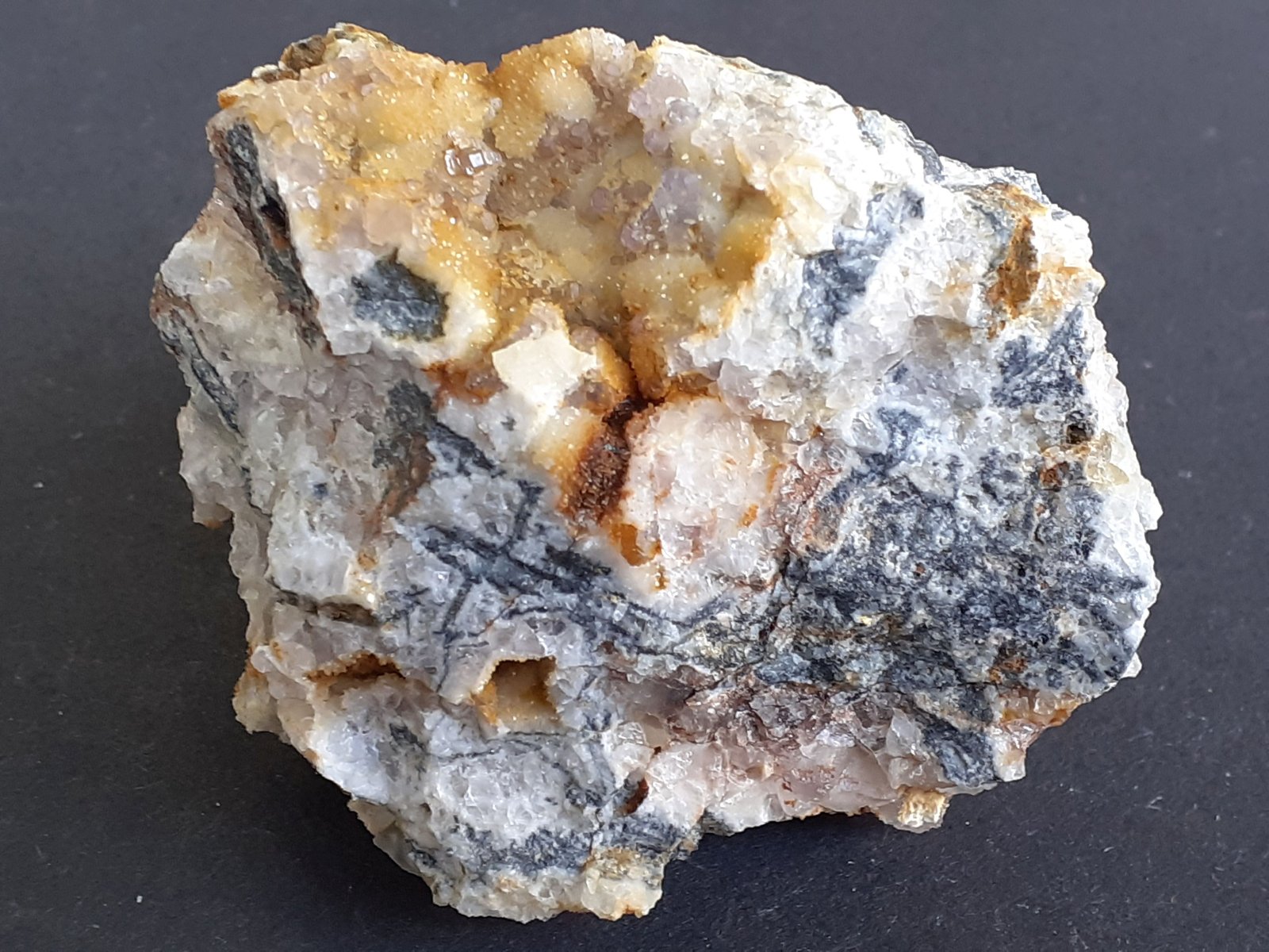 Fluorite, Quartz
5,5 x 5 cm
(Autor: Volkmar Stingl)