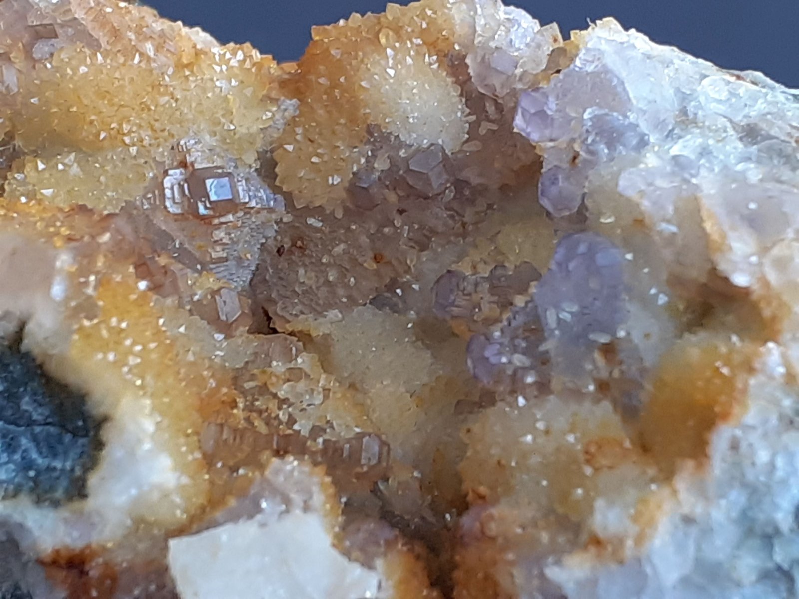 Fluorite, Quartz
5,5 x 5 cm
(Autor: Volkmar Stingl)