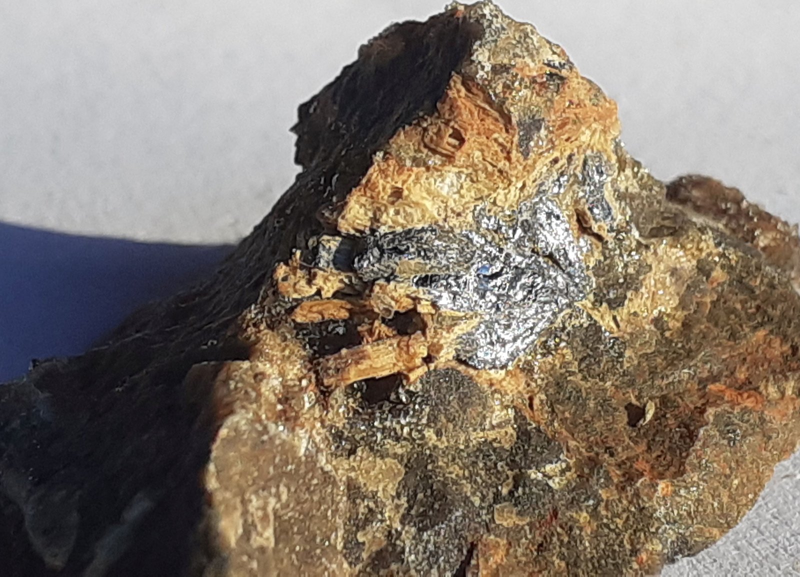 Stibiconite, Stibnite
2,5 x 2 cm
(Autor: Volkmar Stingl)