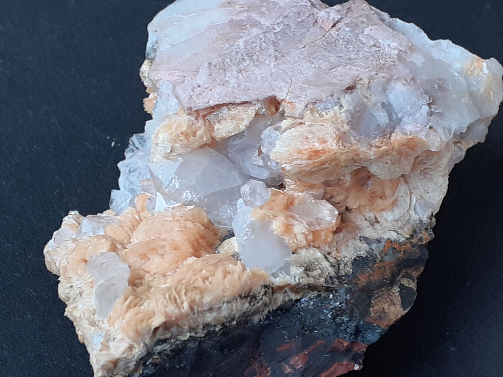 Tinzenite, Quartz
5,5 x 4 cm
(Autor: Volkmar Stingl)