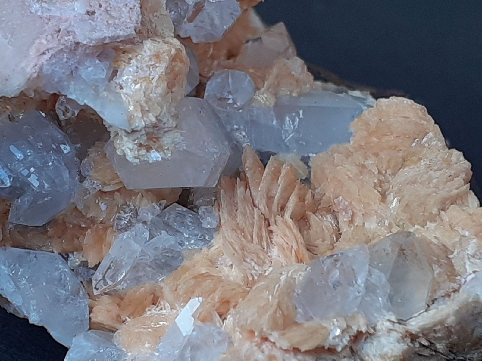 Tinzenite, Quartz
5,5 x 4 cm
(Autor: Volkmar Stingl)