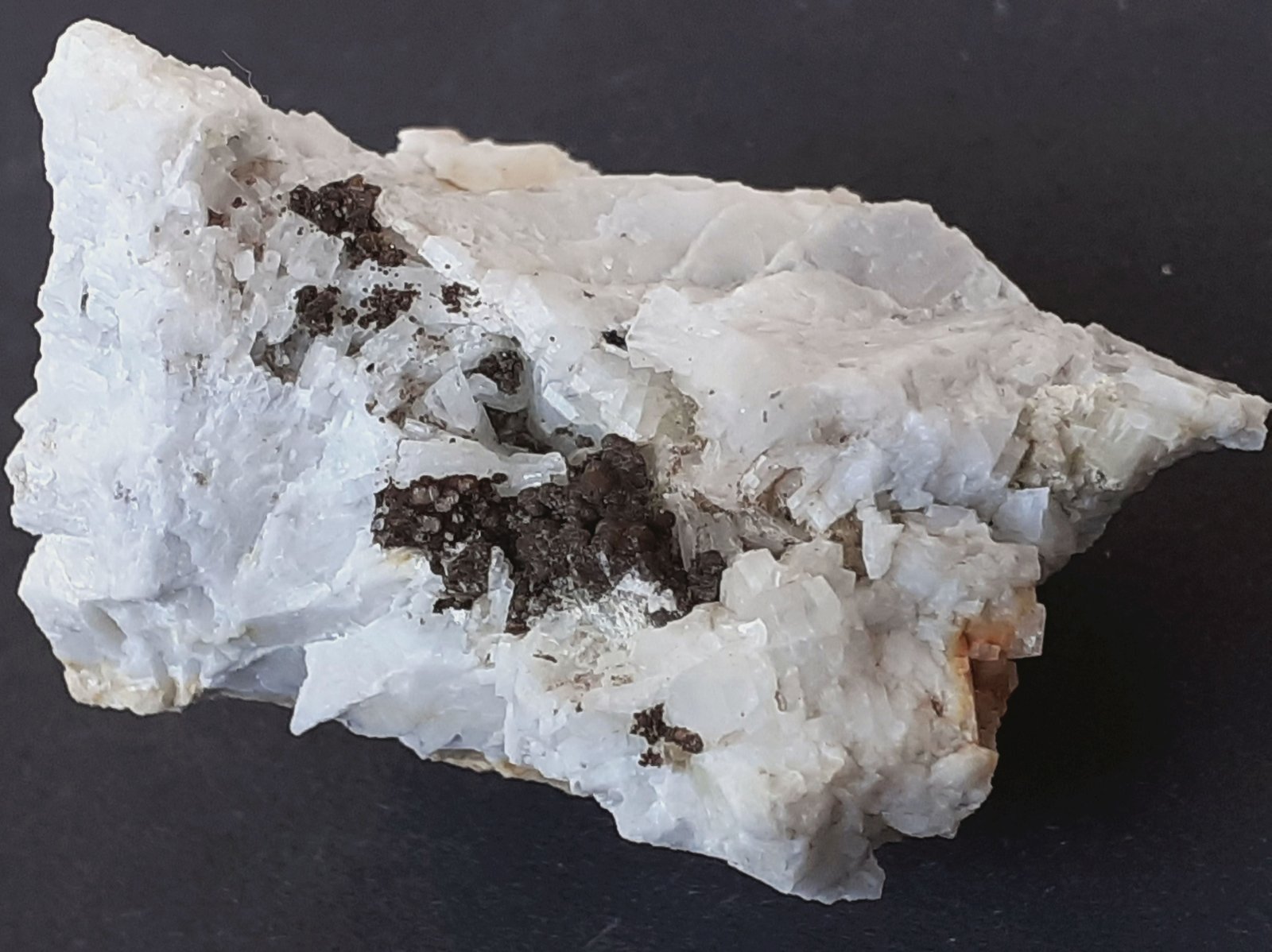 Zanazziite, Albite
3,5 x 2,5 cm
(Autor: Volkmar Stingl)