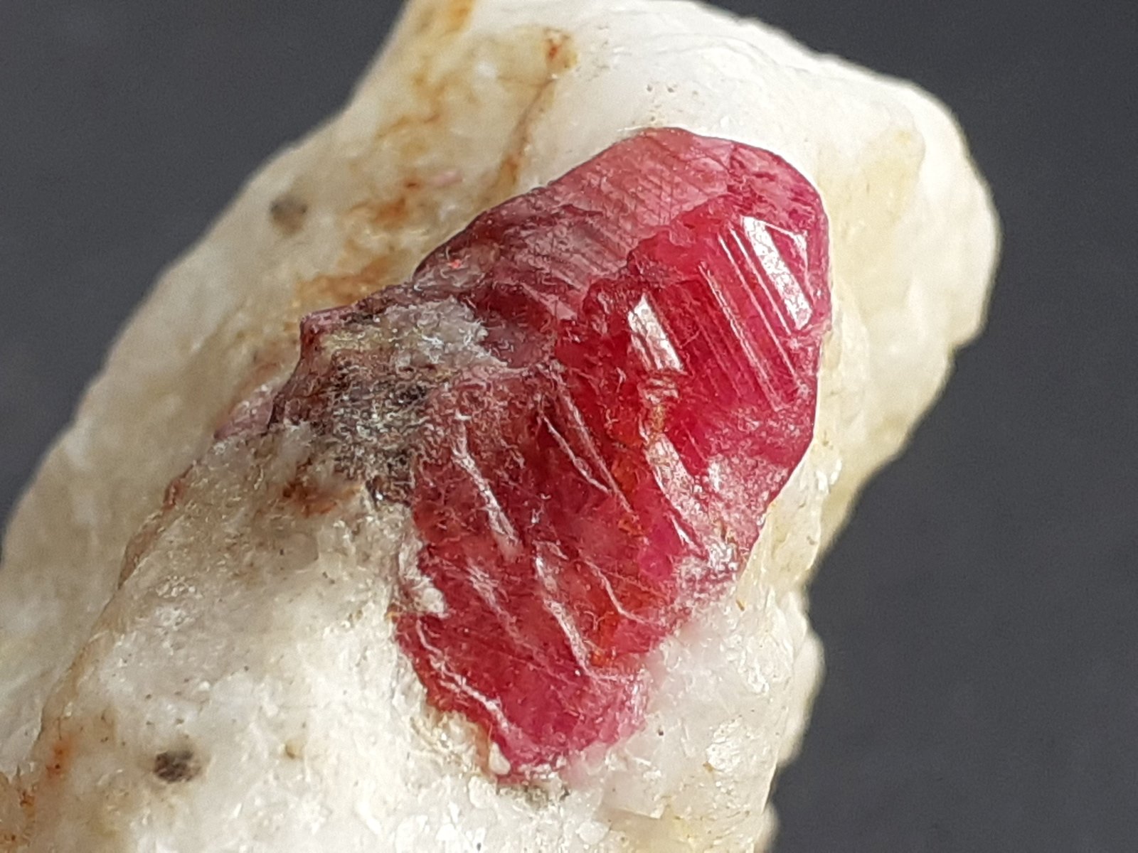 Corundum (variety Ruby)
5 x 3 cm
(Autor: Volkmar Stingl)