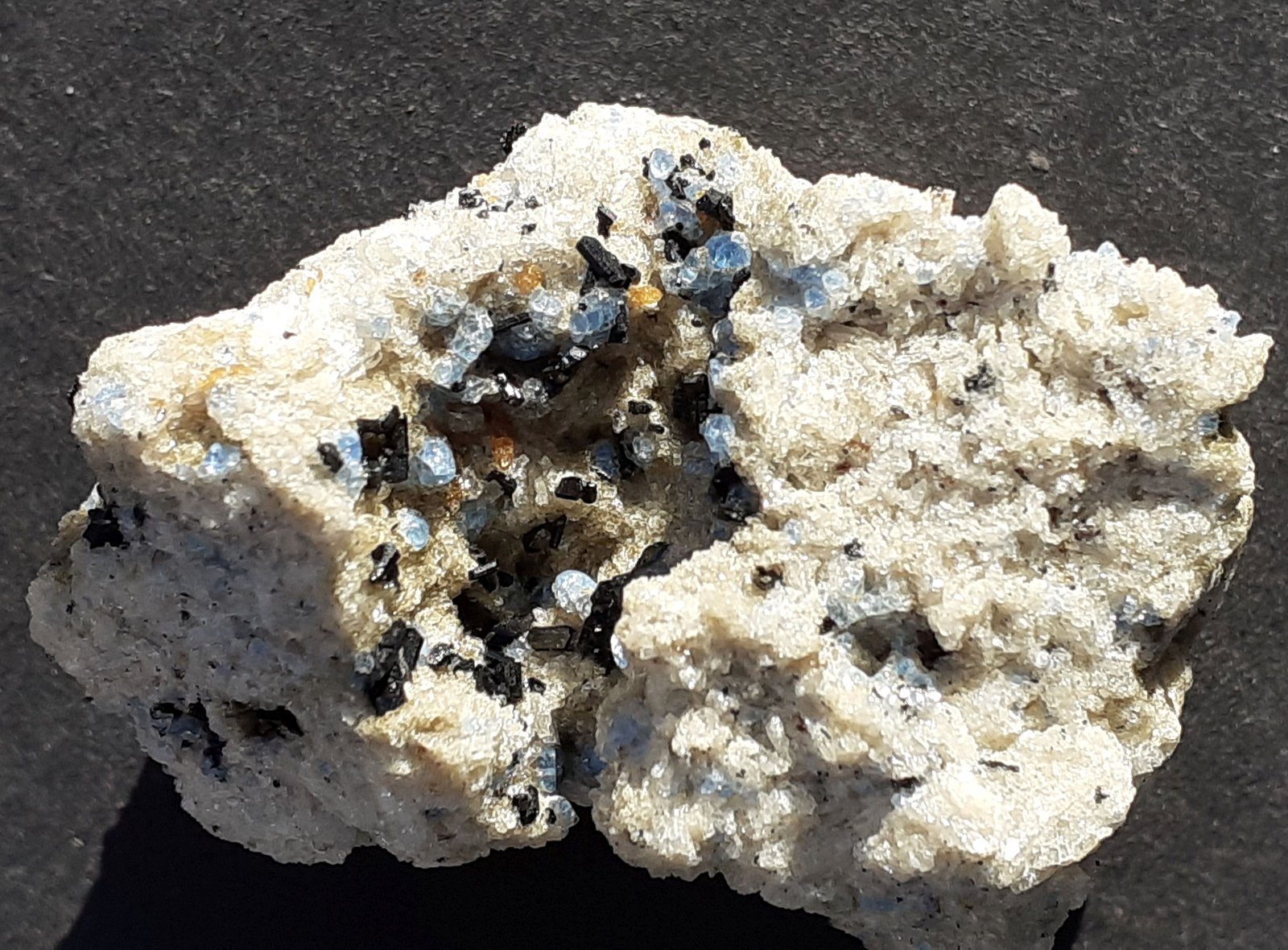 Haüyne, Titanite, Aegirine
3,0 x 2,3 cm
(Autor: Volkmar Stingl)