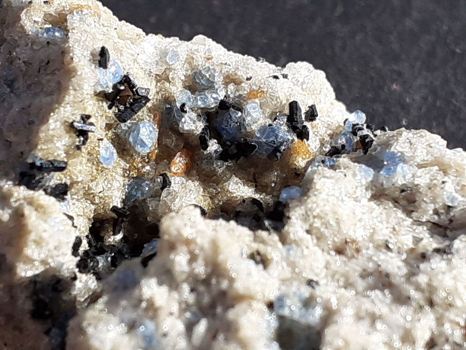Haüyne, Titanite, Aegirine
3,0 x 2,3 cm
(Autor: Volkmar Stingl)