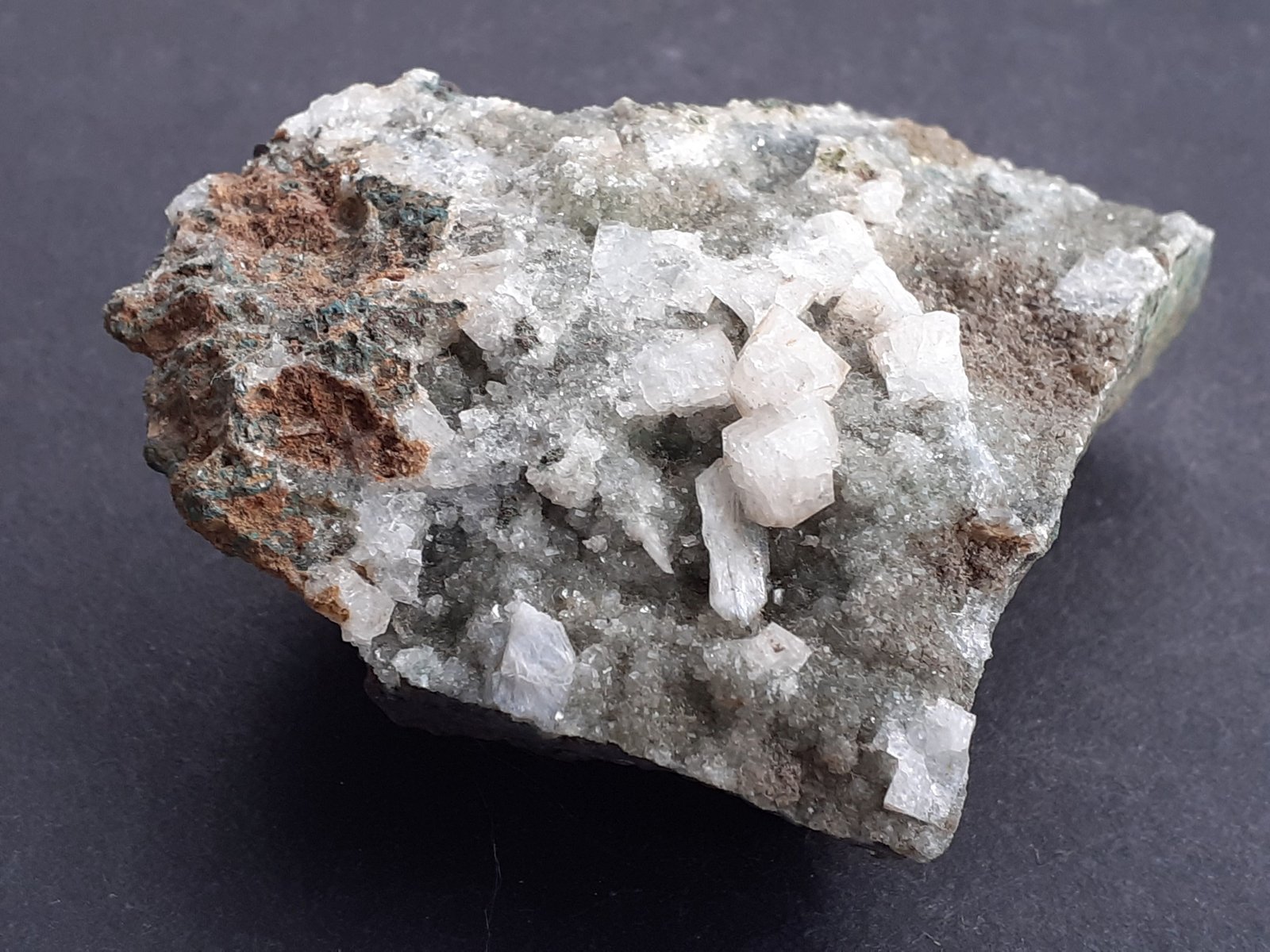 Chabazite-Ca, Stilbite (Subgroup), Calcite
5,5 x 5 cm
(Autor: Volkmar Stingl)