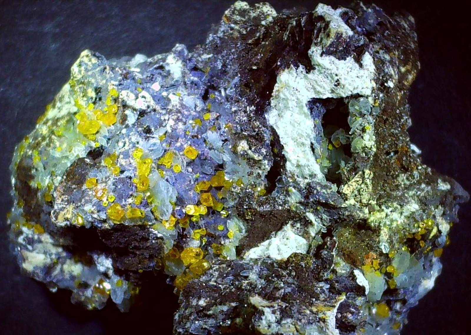 Wulfenite, Baryte
3 x 2,5 cm
(Autor: Volkmar Stingl)