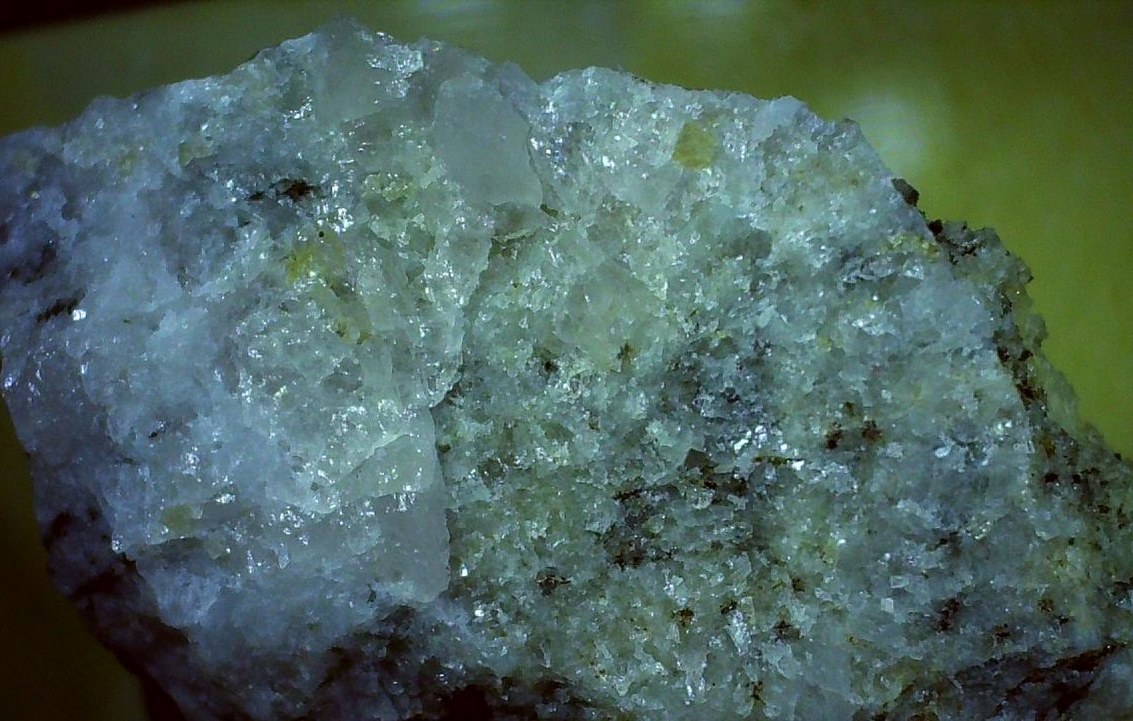 Scheelite
2,5 x 1,8 cm
(Autor: Volkmar Stingl)