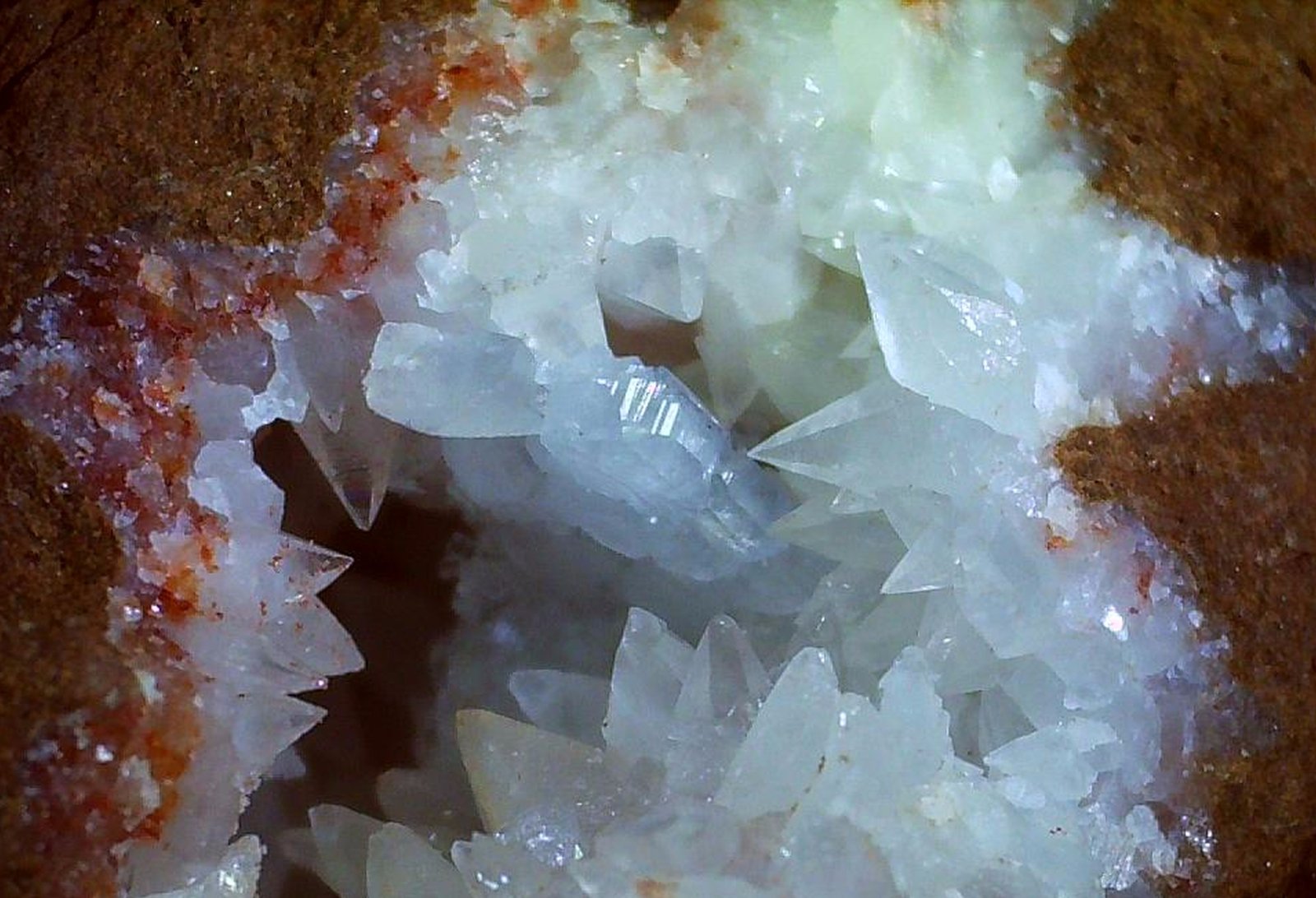 Celestine, Calcite
5 x 3 cm
(Autor: Volkmar Stingl)