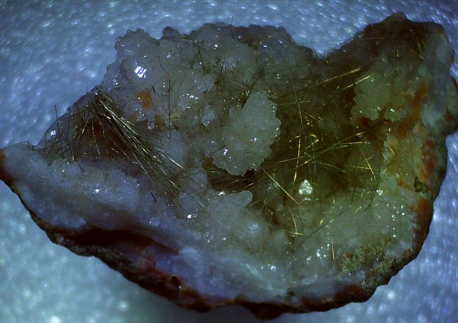 Millerite
2 x 1 cm
(Autor: Volkmar Stingl)
