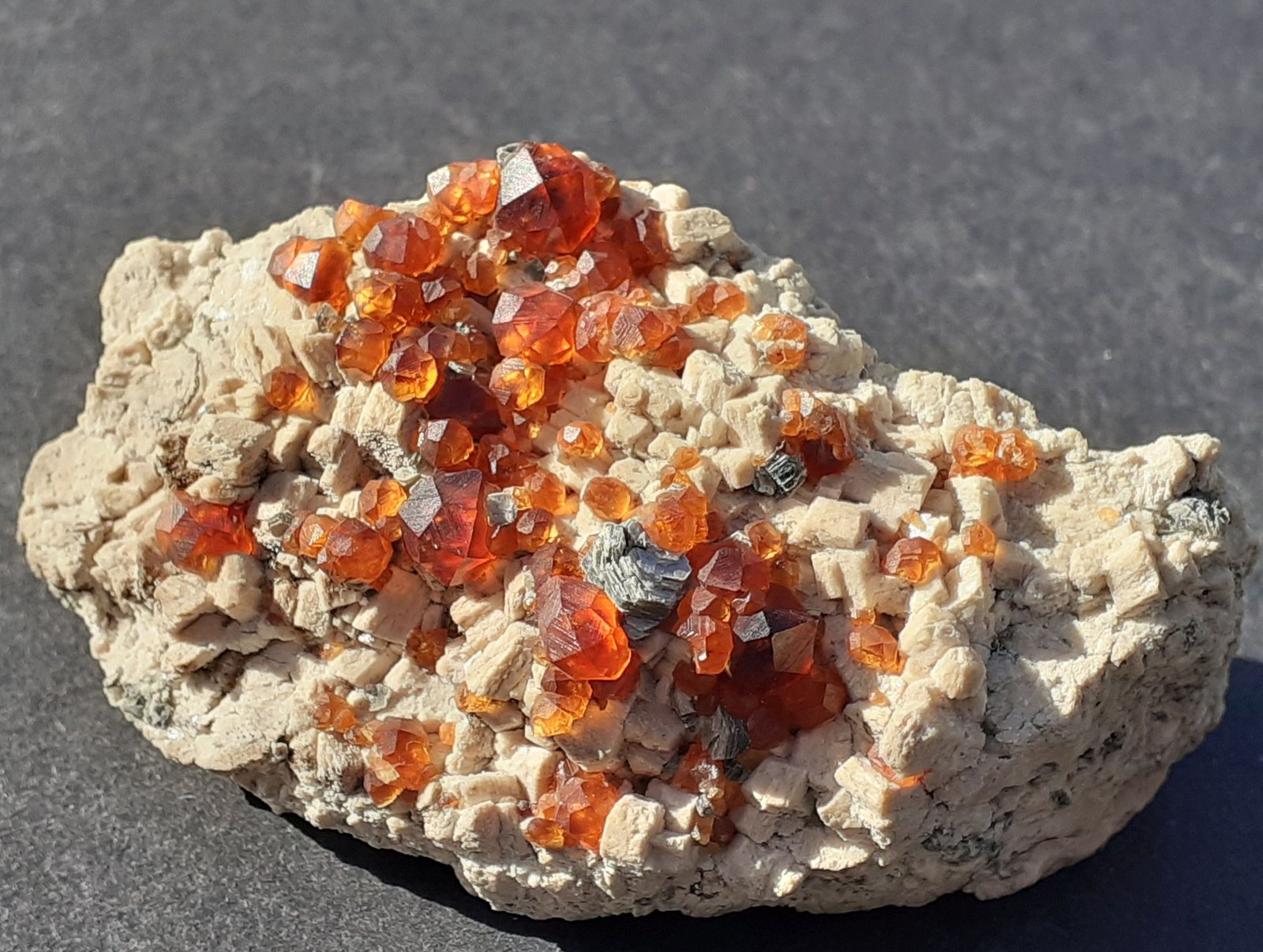 Spessartine (Garnet Group), Microcline
6,5 x 3,5 cm
(Autor: Volkmar Stingl)