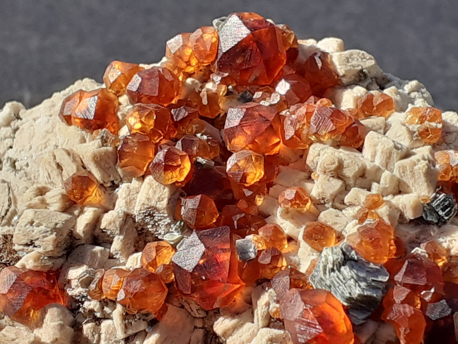 Spessartine (Garnet Group), Microcline
6,5 x 3,5 cm
(Autor: Volkmar Stingl)