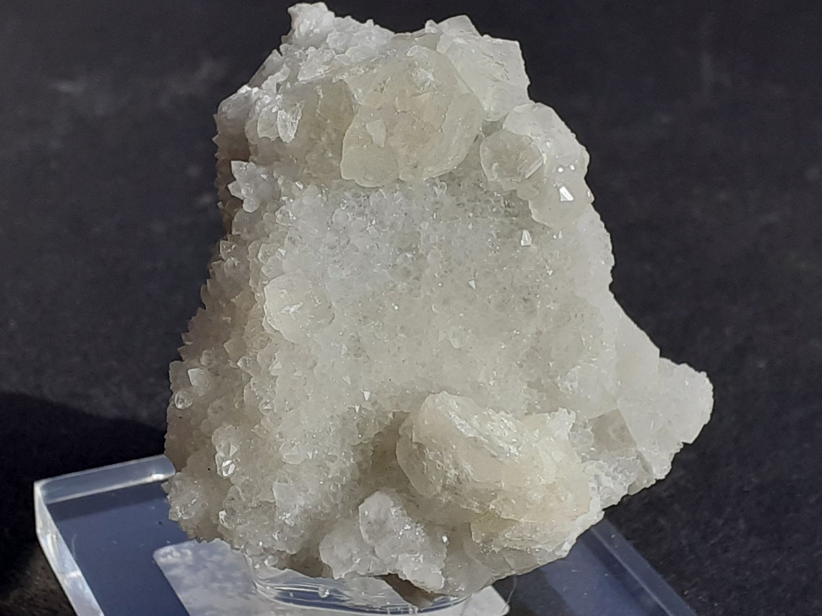 Calcite, Quartz
4 x 3,5 cm
(Autor: Volkmar Stingl)