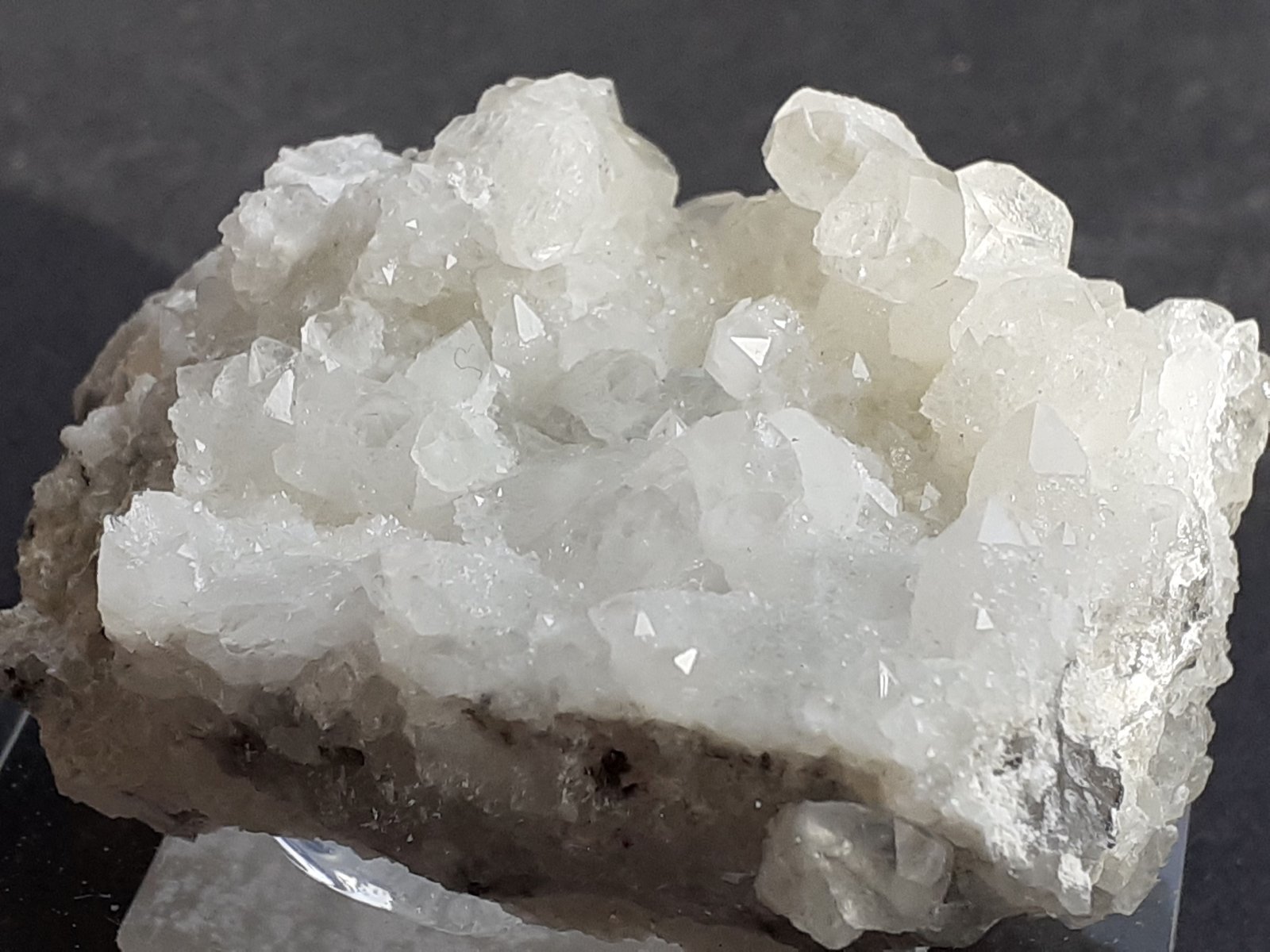Calcite, Quartz
4 x 2,5 cm
(Autor: Volkmar Stingl)
