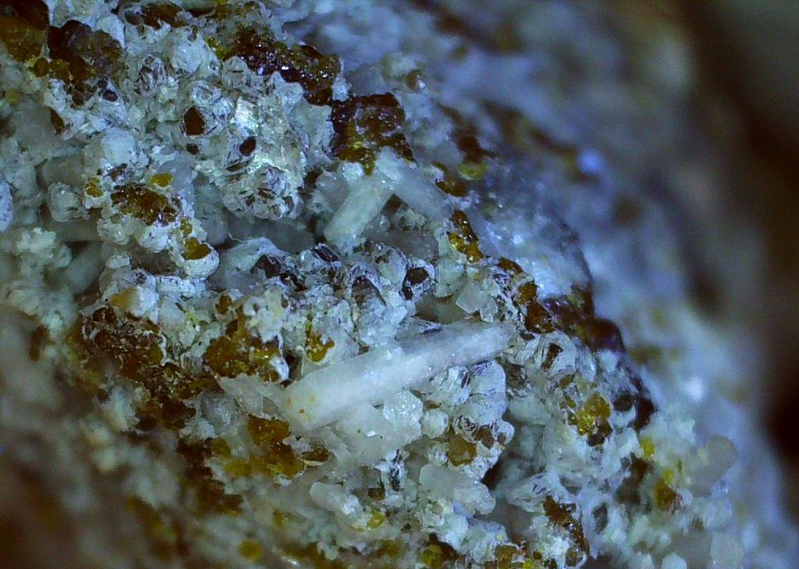 Johnbaumite
2,5 x 2 cm
(Autor: Volkmar Stingl)
