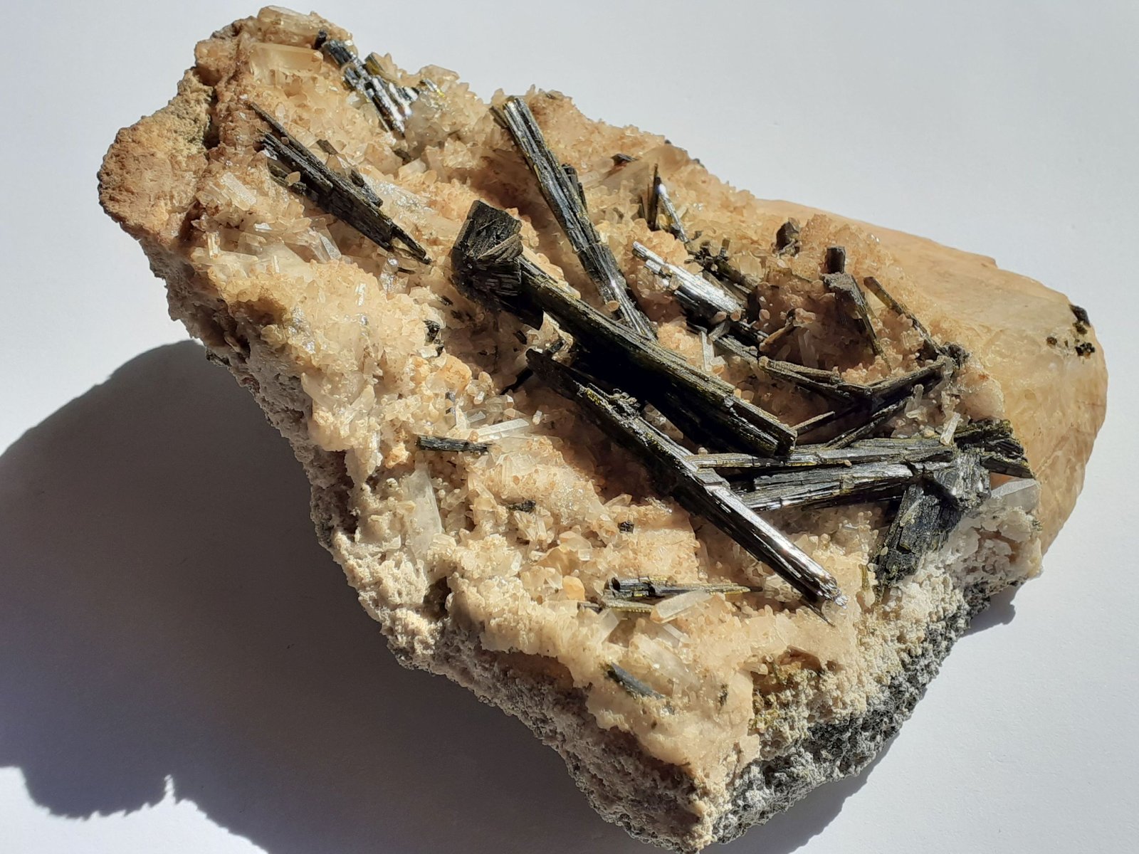 Epidote, Quartz
12 x 9 cm
(Autor: Volkmar Stingl)