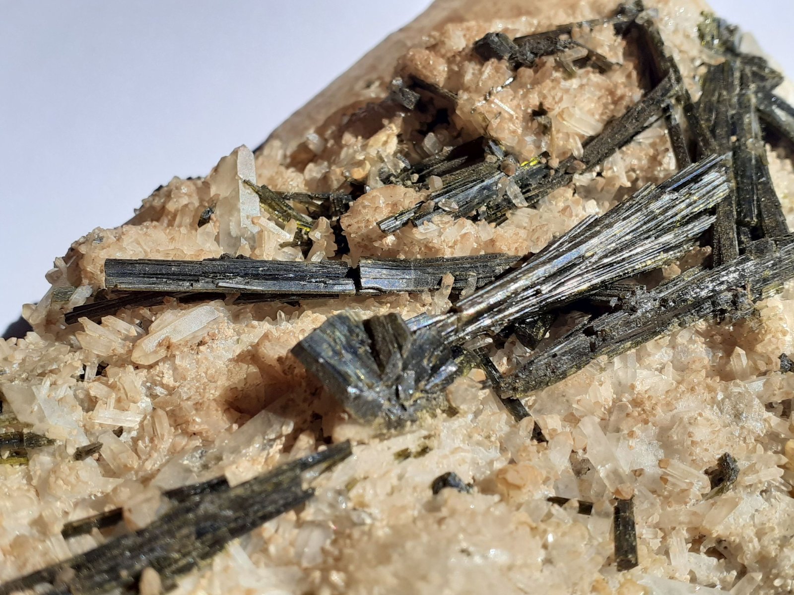 Epidote, Quartz
12 x 9 cm
(Autor: Volkmar Stingl)