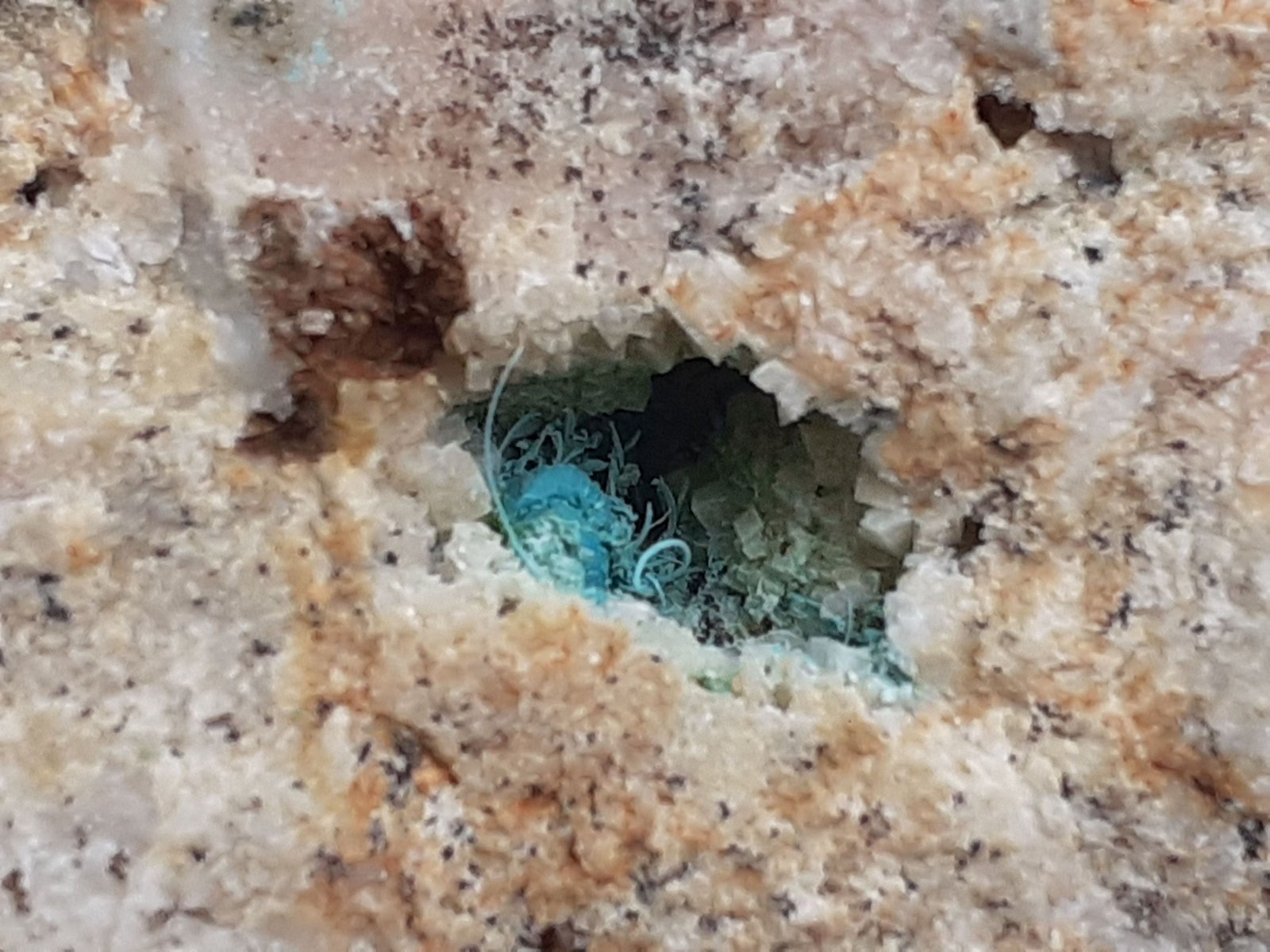 Malachite, Dolomite
FoV ca. 2,5 x 2 cm
(Autor: Volkmar Stingl)