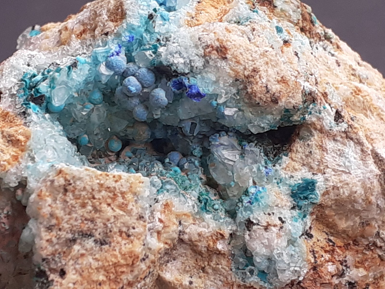 Azurite, Malachite, Chrysocolla, Calcite
FoV 2,5 x 2 cm
(Autor: Volkmar Stingl)
