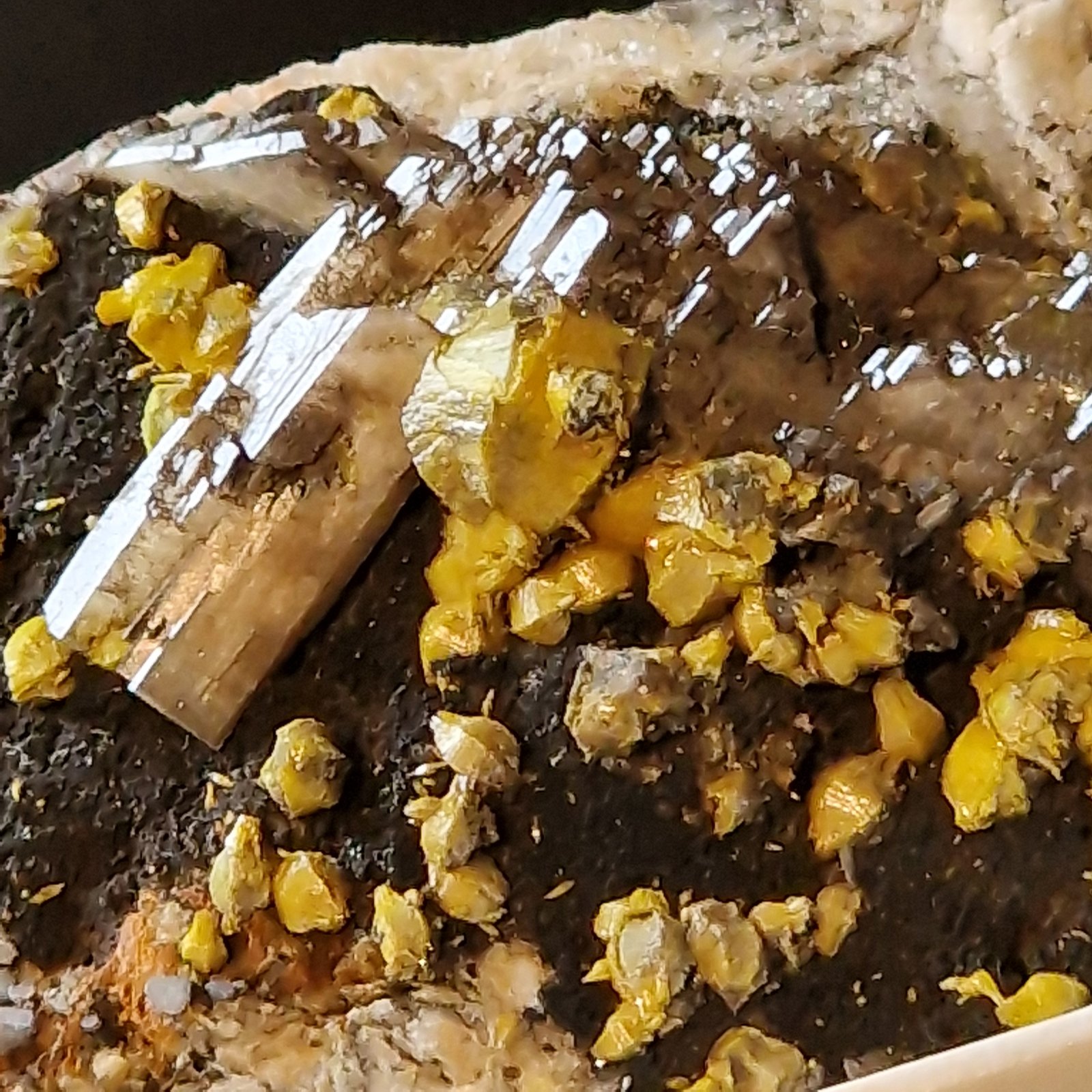 Mimetite (variety campylite) with associated barite and zinc based crystals
(Autor: Forrestblyth)