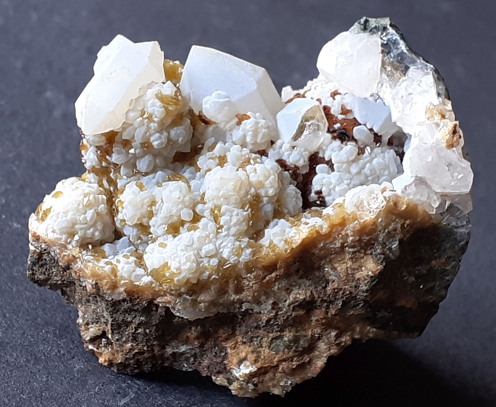 Siderite, Quartz (variety chalcedony), Quartz
4 x 3 cm
(Autor: Volkmar Stingl)