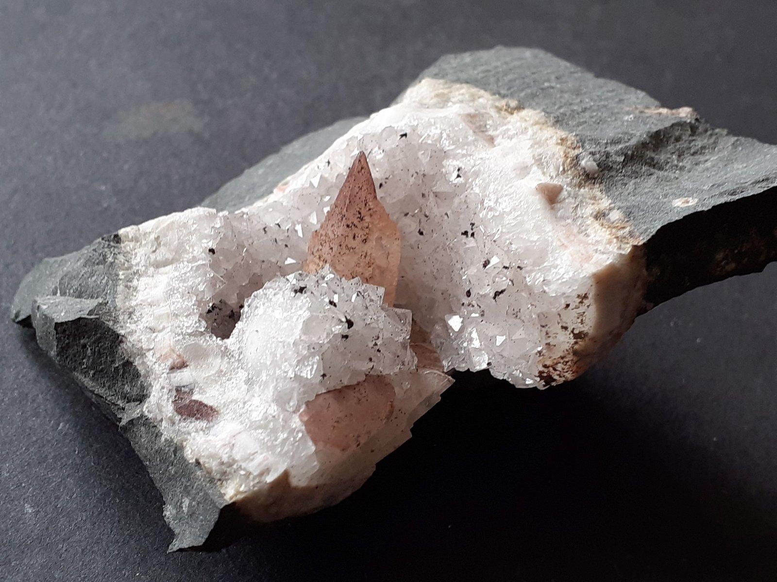 Calcite, Quartz, Goethite
7 x 5,5 cm
(Autor: Volkmar Stingl)