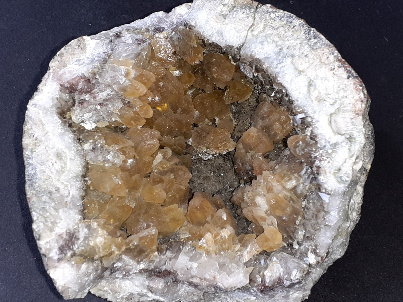 Calcite, Quartz (variety smokey)
10 x 10 cm
(Autor: Volkmar Stingl)